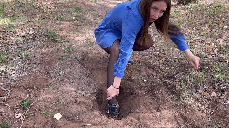 Hottie goddess: Jolie fille coincée dans les bois