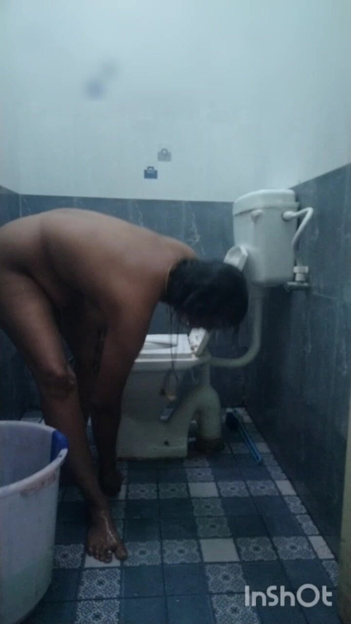 Benita sweety: Aku lagi asik mandi bareng di kamar mandi!