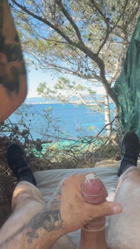 MiLF tatuata drena il suo uomo all'aperto e in auto