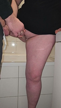 Il Figliastro Mi Ha Implorato Di Sborrare Sulla Mia Figa Pelosa Nel Bagno
