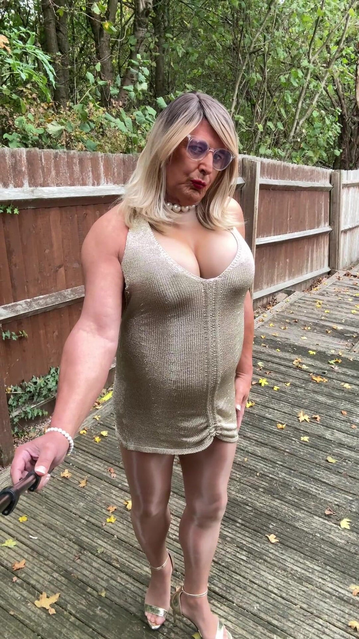 Kellycd2022: Altın örgülü elbiseli seksi travesti kellycd2022 ipeksi dikişsiz külotlu çorap ve topuklu...