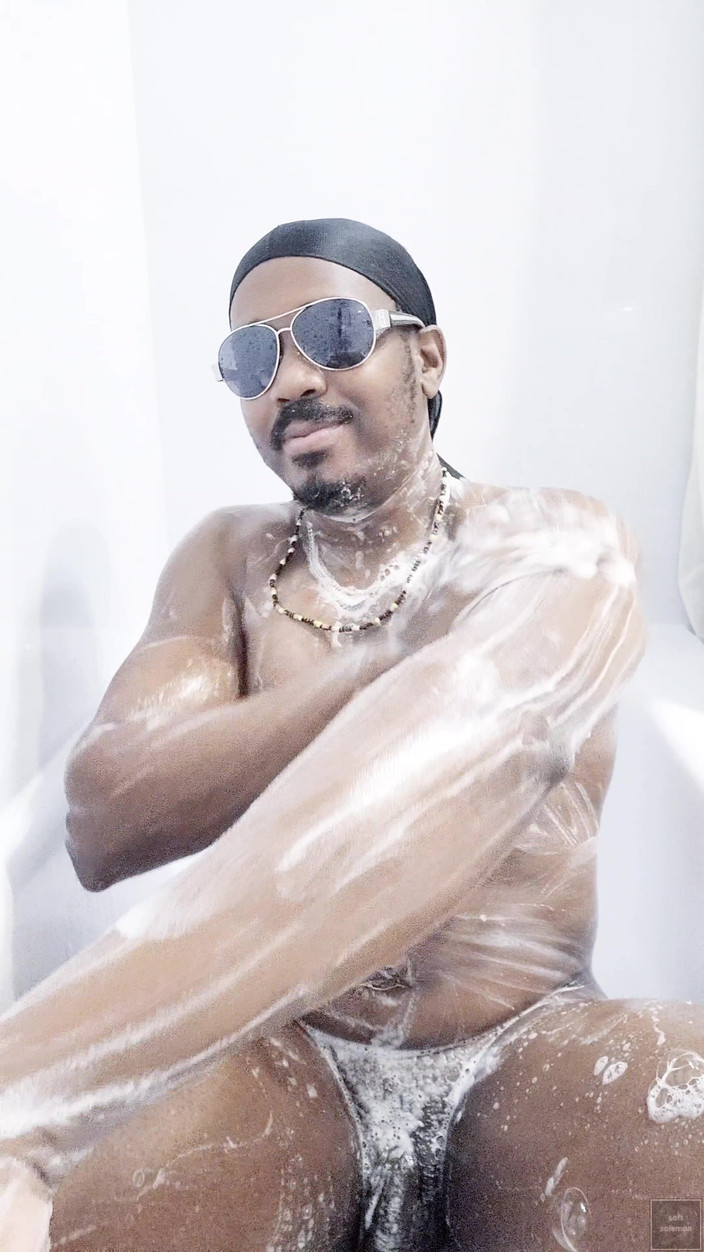 Soft Soleman: Duş alıyorum (kıyafetsiz) (2025)