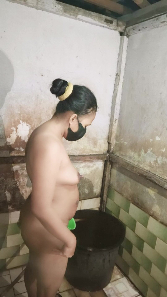 Rania: Melihat Kakak Ipar Sedang Mandi Sambil Masturbasi