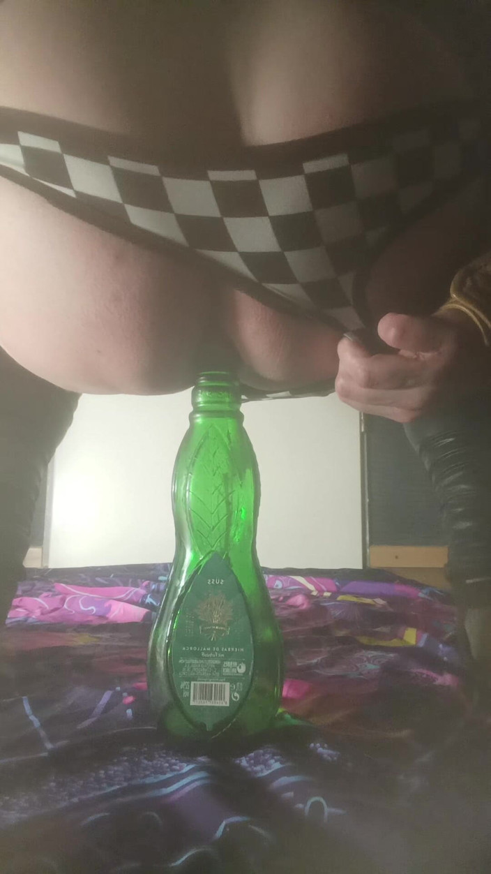 JujuTV: Femboy sissy-slet berijdt een fles hard
