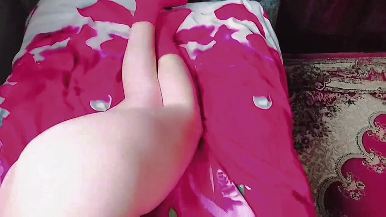 Kitty_Cross: Skirt angkat shemale comel dalam angin lembut