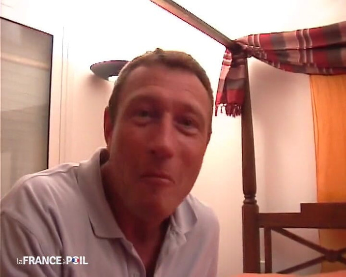 La France a Poil: La puttana bionda si scopa un grosso cazzo a letto