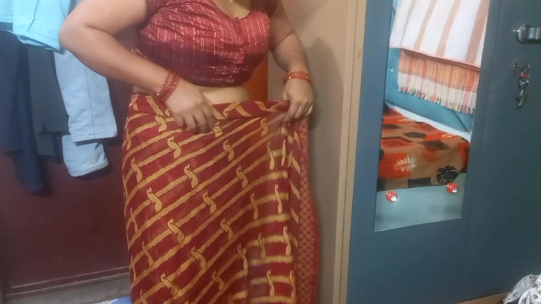 Manjushukla: Indiancă bhabhi foarte frumoasă în sari roșu