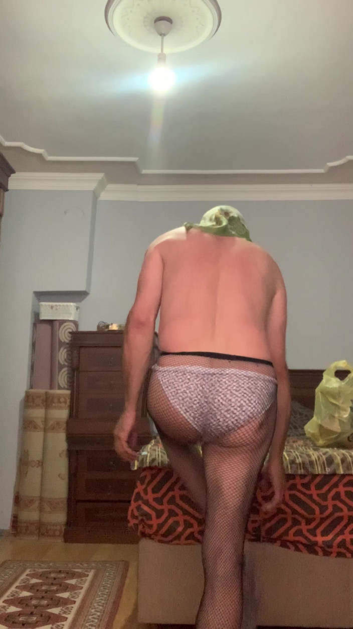 cd_aysemmm: Moje hidžábská macecha s velkým zadkem se svléká