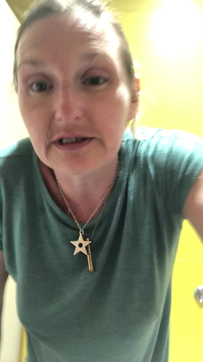 Pissing Paradise: 24時間以上の移動の後、空港からの帰り道に急におしっこをしました