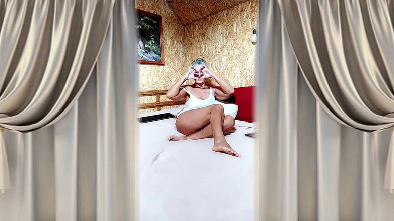 Lukerya: Fantazje siedząc na miękkim łóżku