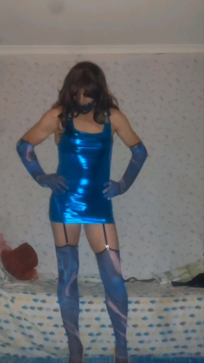 Lizzaali: 我已经准备好去夜总会了，嘿，我现在仍然穿着我的内裤，我只是喜欢吊带，他们感觉非常女性化和热辣