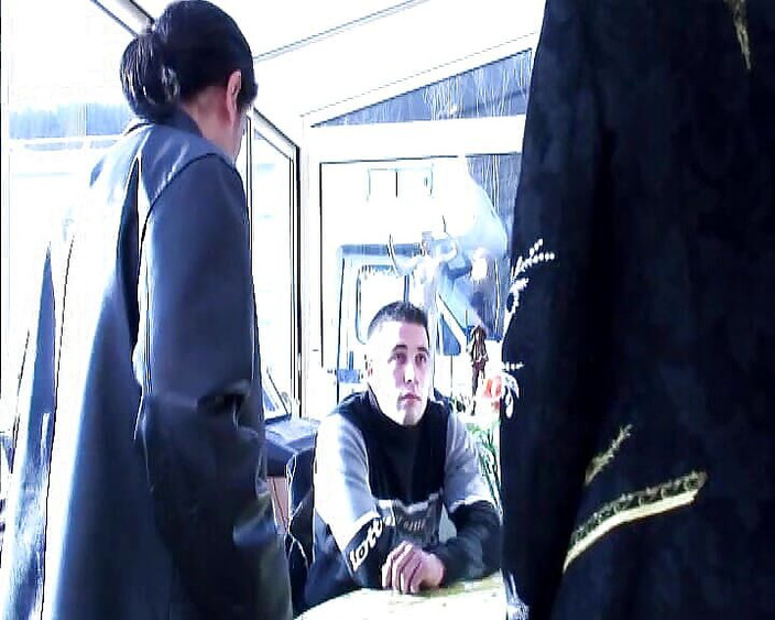 Monde Francais: Gut aussehendes französisches schätzchen bekommt zum ersten mal gangbang