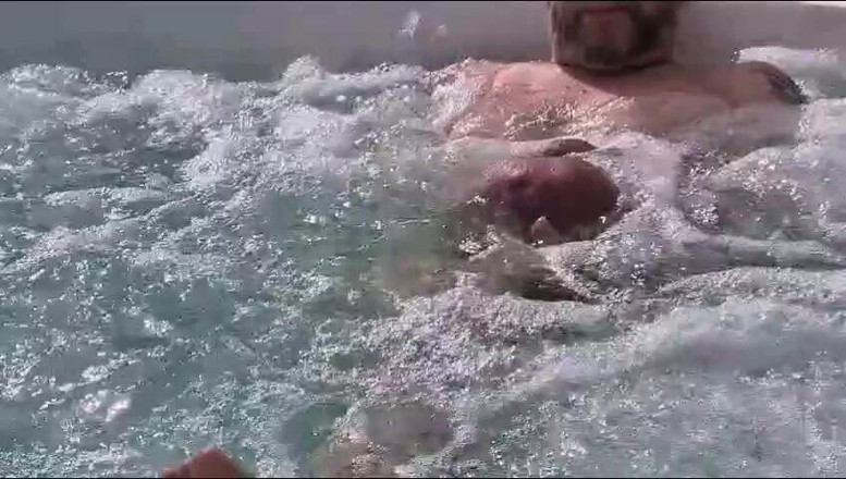 Monster_Meat_: जकूज़ी में मज़ा