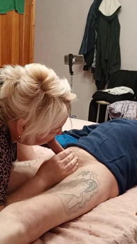 Mia suocera ha interrotto la mia sega, mi ha fatto un pompino profondo e ingoia il mio sperma