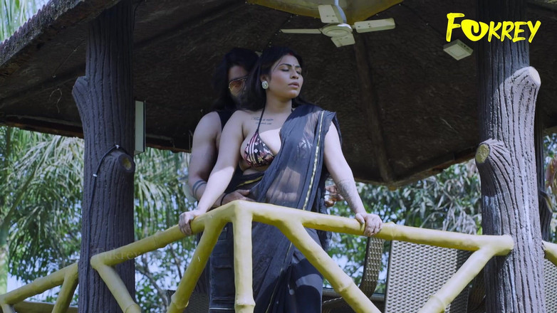 Triflicks: Sesso a tre all'aperto in piscina