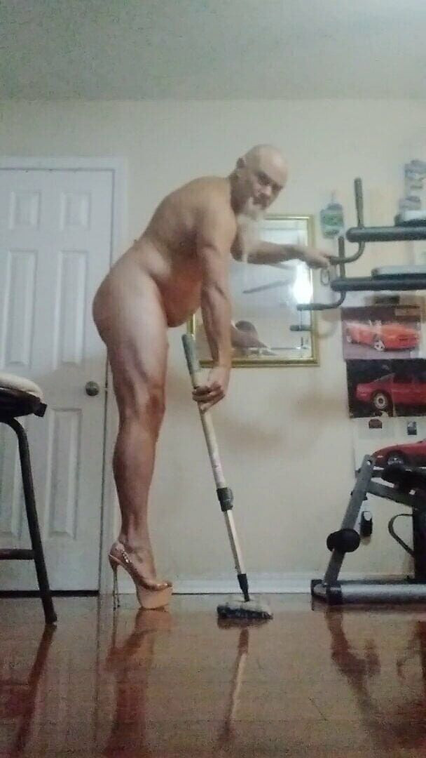 MrLeggs: 我一定是一个女巫，因为我可以骑这个扫帚蜂蜜！利特轻的家政从来没有感觉这么好。