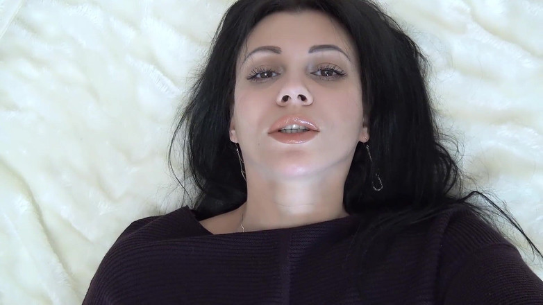 KristinaSlut: Mi masturbo sul mio grande letto