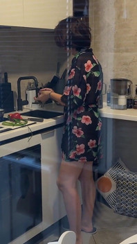 A La Abuela Le Importó En La Cocina Sin Quitarse Las Bragas Rojas