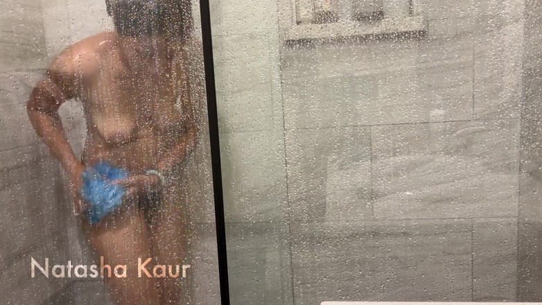 Natasha Kaur: VEDERE LA PERSOANA 1: Tu mă urmărești duș și fac curățenie după...