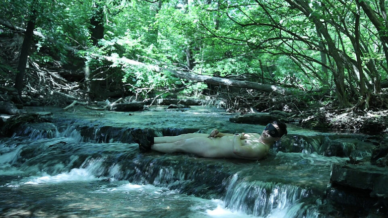 barenakedboy: Protahování u vodopádu, pokus o propašování malé soukromé chvíle