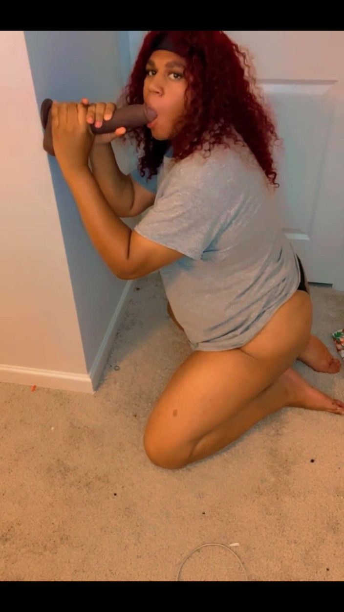 Hicktown_hoochi: På mina knä suger en BBC -dildo