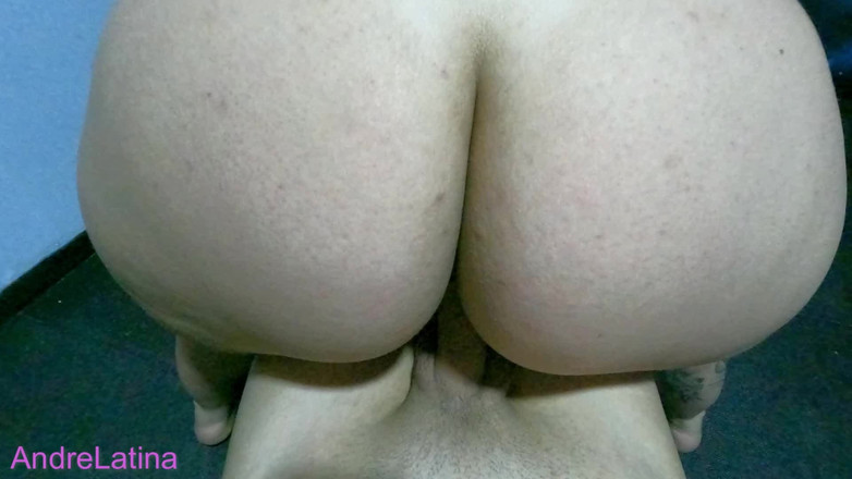 Gatita latina: Grosso Sedere Che Cavalca Un Giovane Cazzo