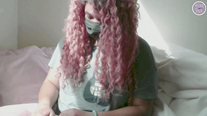 Mika Haze: Nosím roušku a ignoruje vás