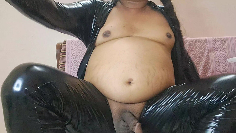 Indiansissychubby: Ewoluuj lalkę walcz z lateksem dla ciebie, chodź połykać moją...