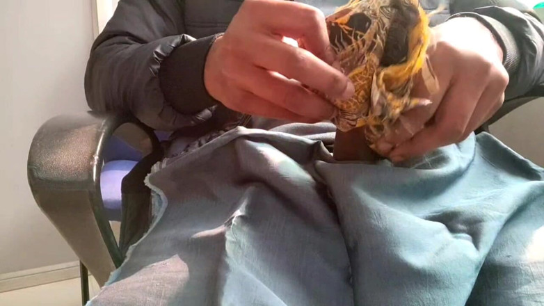 Satin And Silky: Satynowy jedwabny ręczna robota porno - Dick Head Rub with Satin...