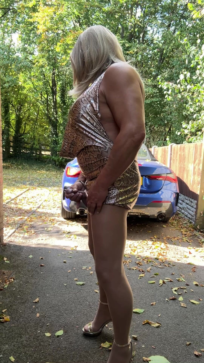 Kellycd2022: Kellycd2022, travesti sexy, robe couleur léopard, collants bronzés et talons...