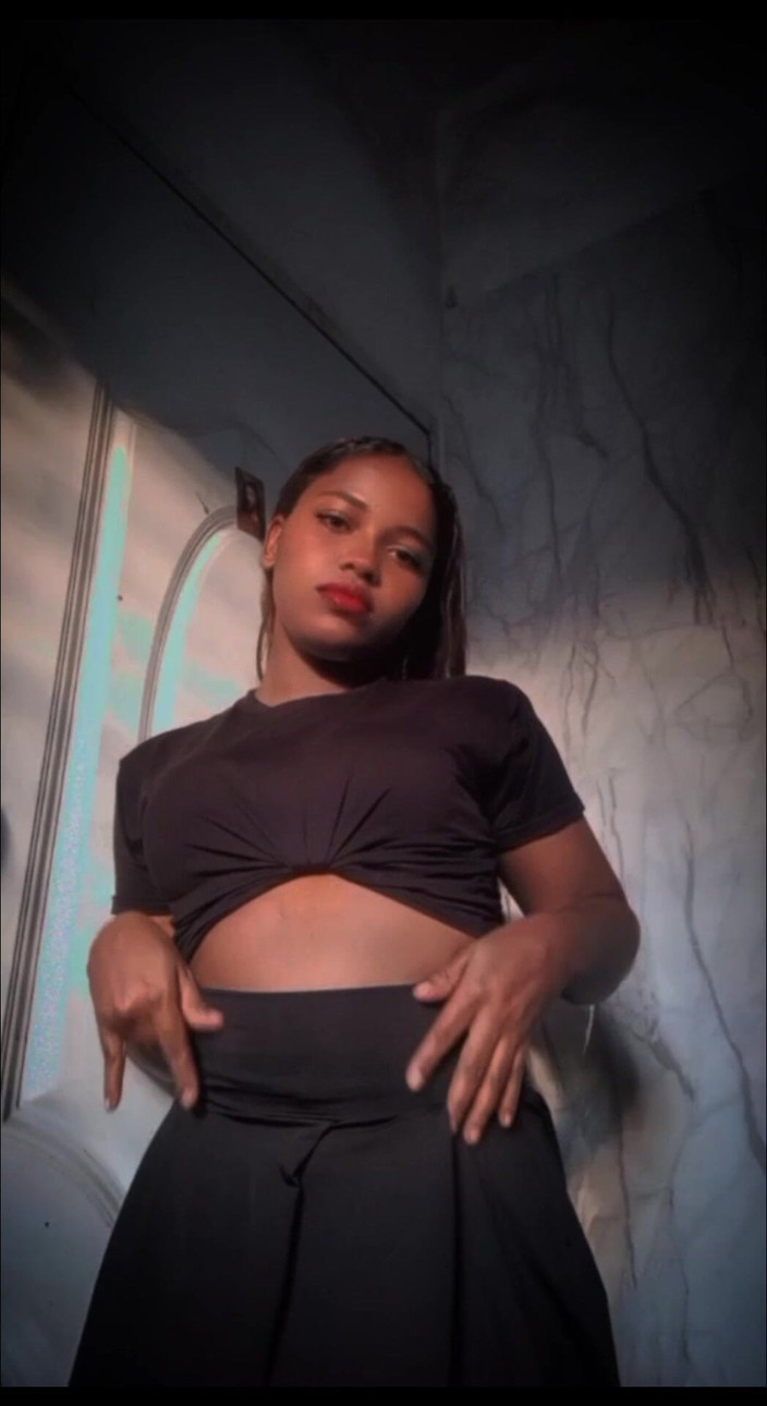 Minayi: 如果你喜欢我的内容，为什么不穿着我的蓝色寻找我，你会看到惊人的东西