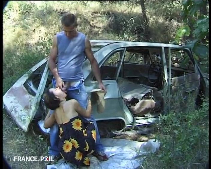 Rue Chaude: Para kopuluje jak dzikusy w kącie pola