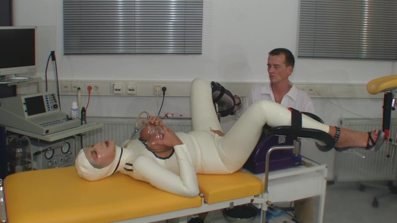 Rubber & Clinic Studio - 1ATOYS: Bizzarro sogno di macchina del cazzo