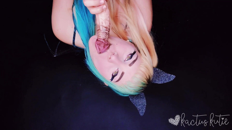 kactus kutie: Batgirl nyepong kontol manusia