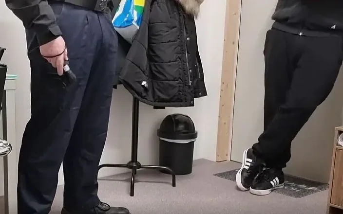 AntoGoesHunting: Security worker seduced