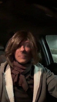 Travestiet in verschillende nylon gezichtsmaskers (encasement)