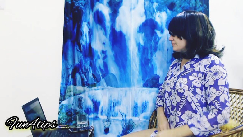 Bolly Karma: 휴가 중 의붓딸이 하는 일