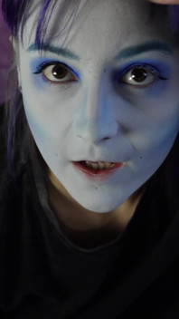 Alice dělá make-up