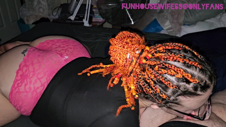 Funhousewife69: Задница в розовых трусиках, поглощает его член и кончает