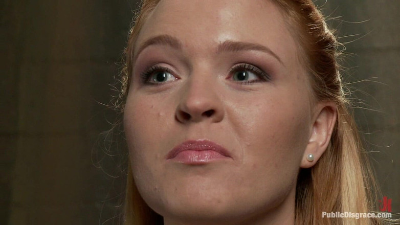 Public Disgrace by Kink: 그녀의 머리 위에 회귀적인 공개 섹스