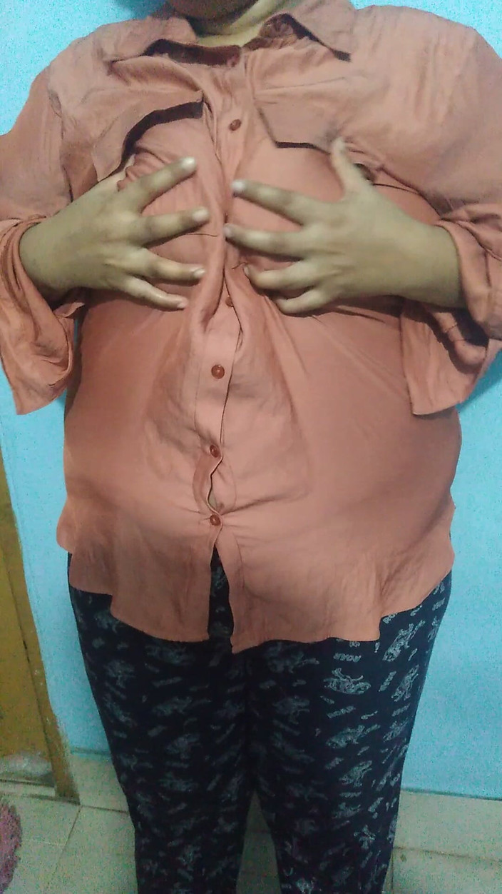 Aria Mia: 19letá dívka má sex sama v místnosti, když je sexuálně...