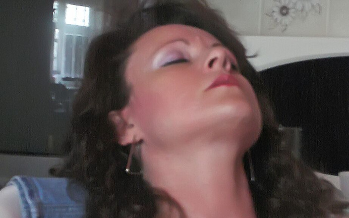 Sabine Sweet: 私の義理の息子は、彼女が自慰行為をしている間、私のオマンコに射精しました