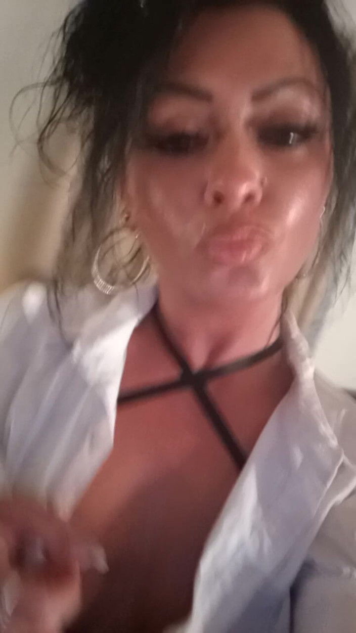 Krystal Petite Treat: Ik moet geneukt worden!