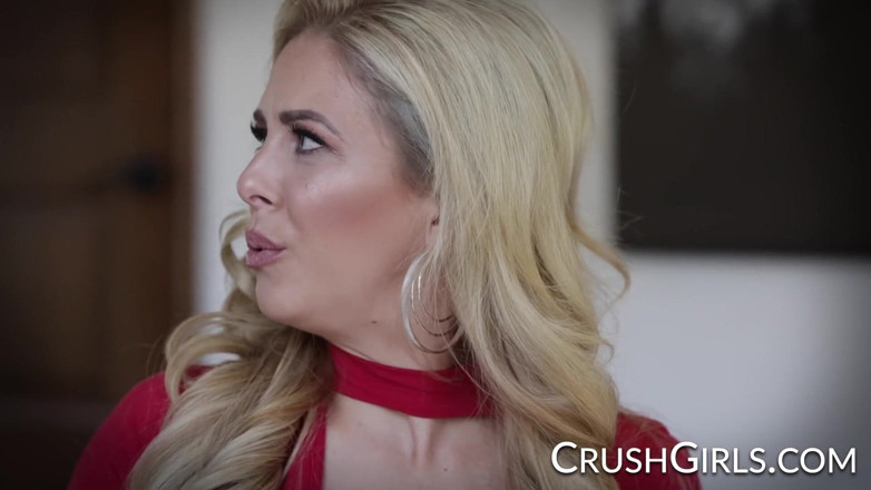 Crush Girls: Crush Girls - Cherie přistihne svou nevlastní dceru Violet při masturbaci...