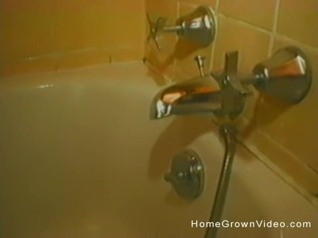 Homegrown Amateurs: Amatoare cu țâțe mici suge pula în cada de baie