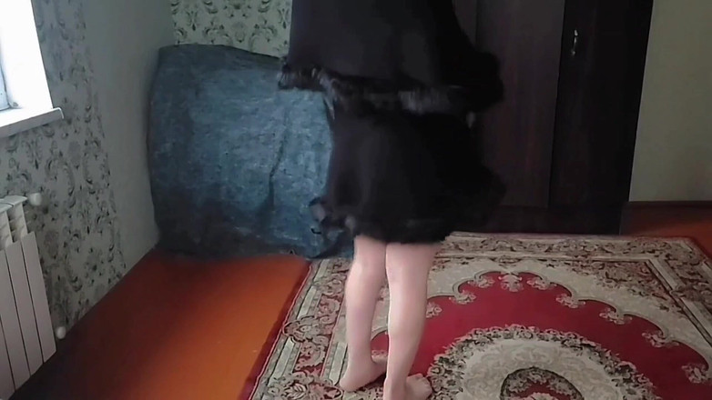 Kitty_Cross: 穿着可爱毛茸茸连衣裙的甜美娘娘腔交叉双腿