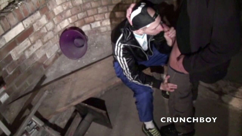 Sneaker gay: Scaly lad sneaker umiliazione in un seminterrato discreto