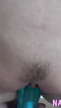 Bir hayran benimle sikişmek için titreşen bir dildo gönderdi