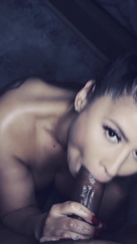 Sexy Latina Marie Monet dává nedbalé kouření