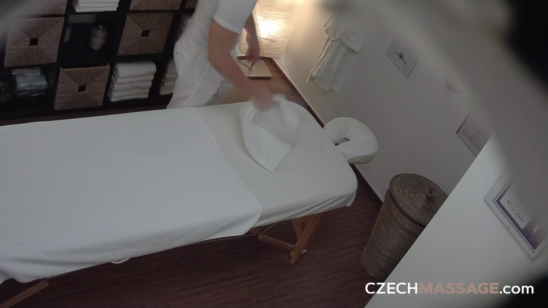 Czech Massage: Česká masáž 258: MILFka je prstěna a tvrdě ošukána, zatímco sténá...